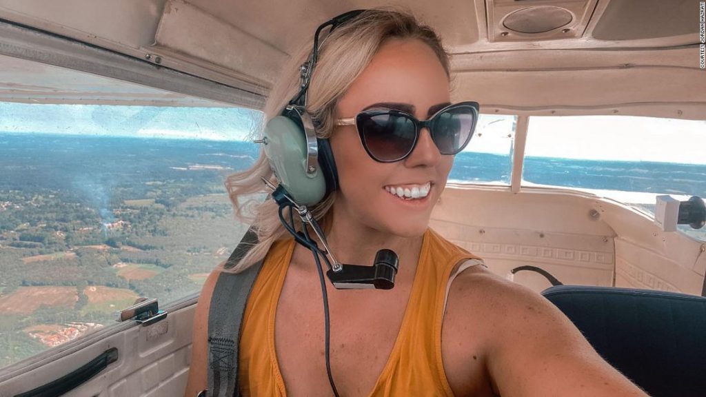 The flight attendant training as a pilot during the pandemic